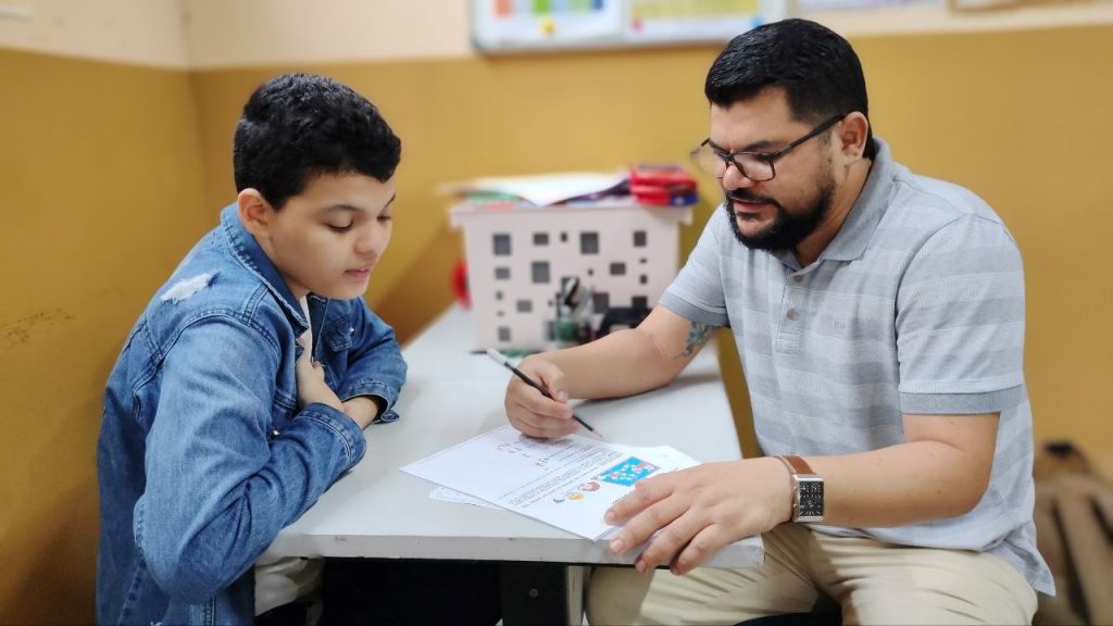 Inclusão : Aluno com TEA faz a Provinha Belém assistindo por um professor da educação especial