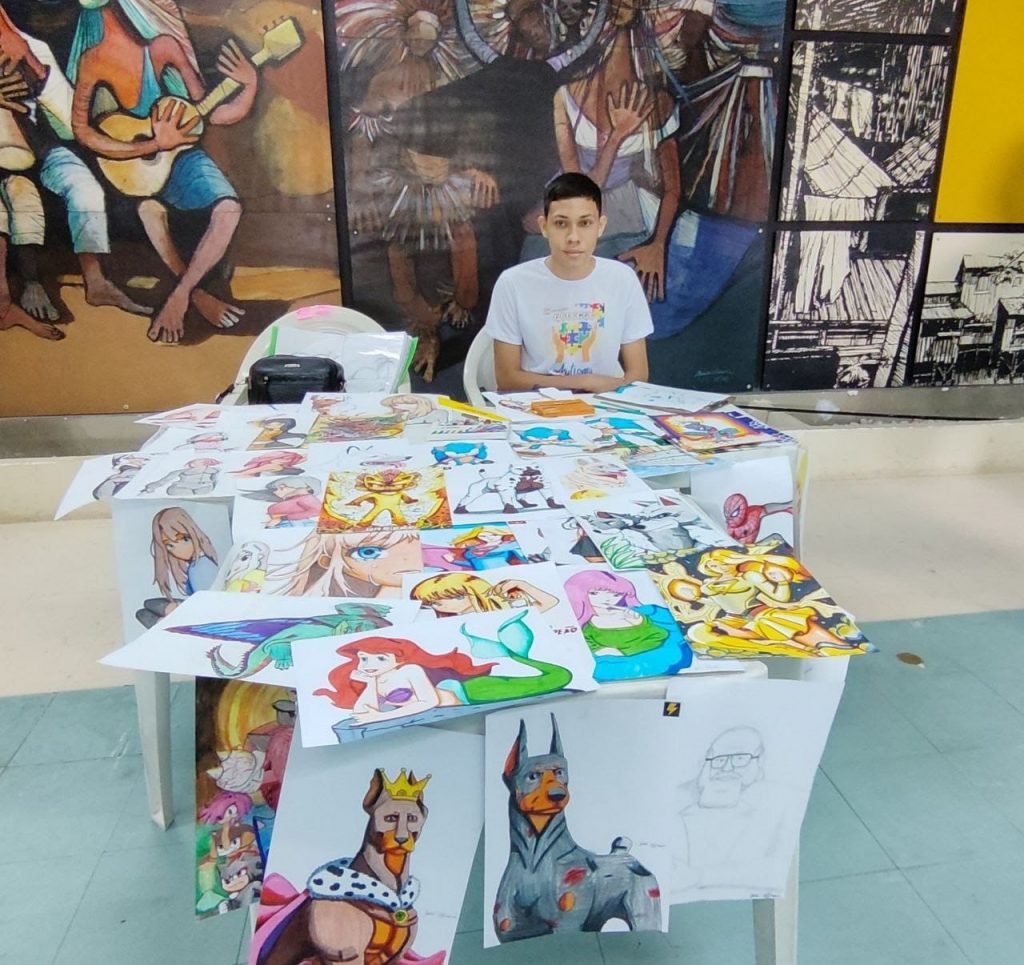 José Efraim, estudante da Escola Municipal Vanda Célia, apresentou no Simpósio sobre TEA o seu talento artístico, representado com os desenhos coloridos