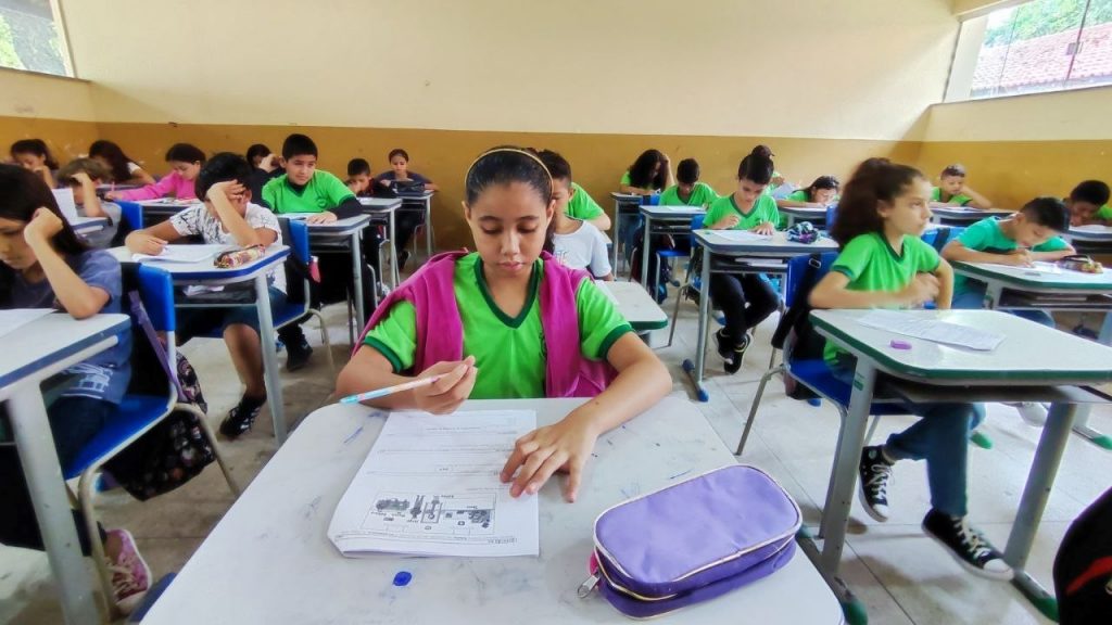 Estudantes fazem a Provinha Belém na Escola Municipal Walter Leite Bengui