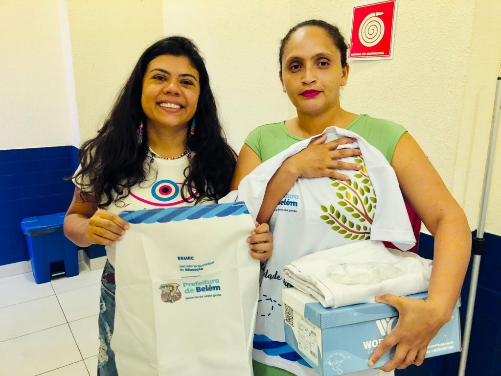 diretora da EMEC Cotijuba, Marinna Muniz, e a merendeira , Aline Matos, expressaram o sentimento de valorização no recebimento do kit de EPI.