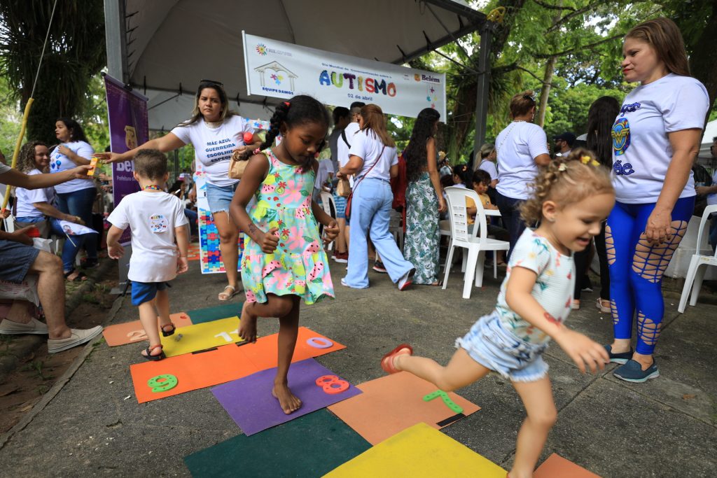 Crianças foram uma alegria a mais na ação para conscientizar sobre autismo realizada pela Prefeitura