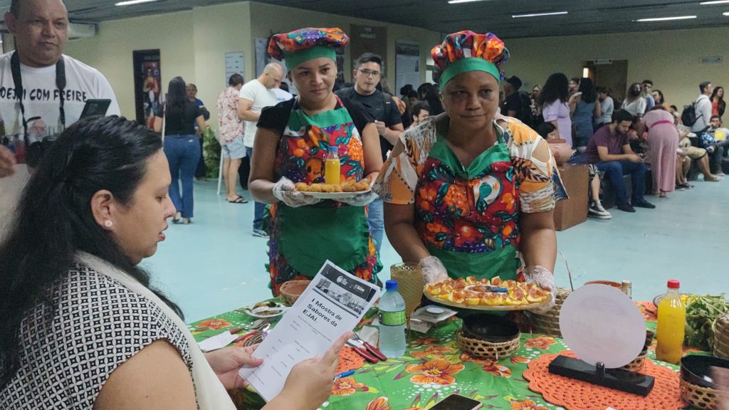 As delícias da comida cabocla fazem a festa de sabores e saberes da Educação de Jovens, Adultos e Idosos (Ejai)