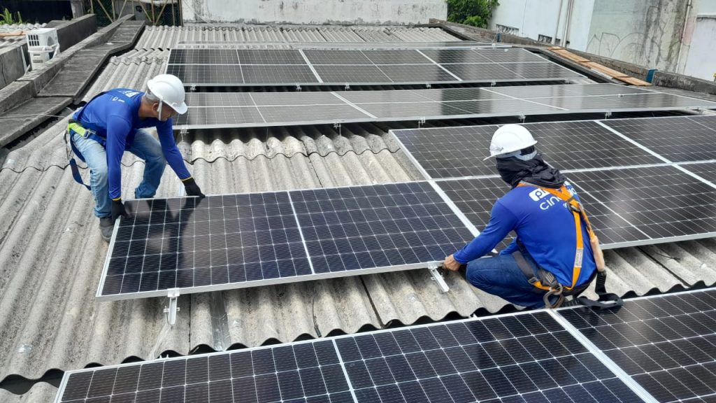 Começou nesta semana a instalação de placas fotovoltaicas na sede da Semec. Escolas municipais também são beneficiadas com energia limpa