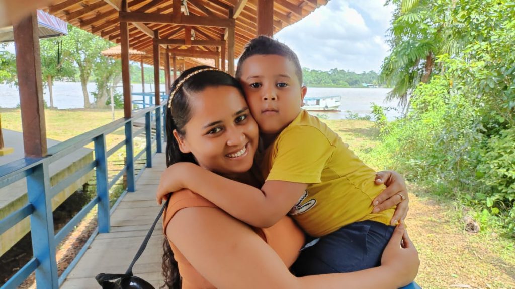 Layna Pereira e o seu filho Kaique de 6 anos participaram da avaliação