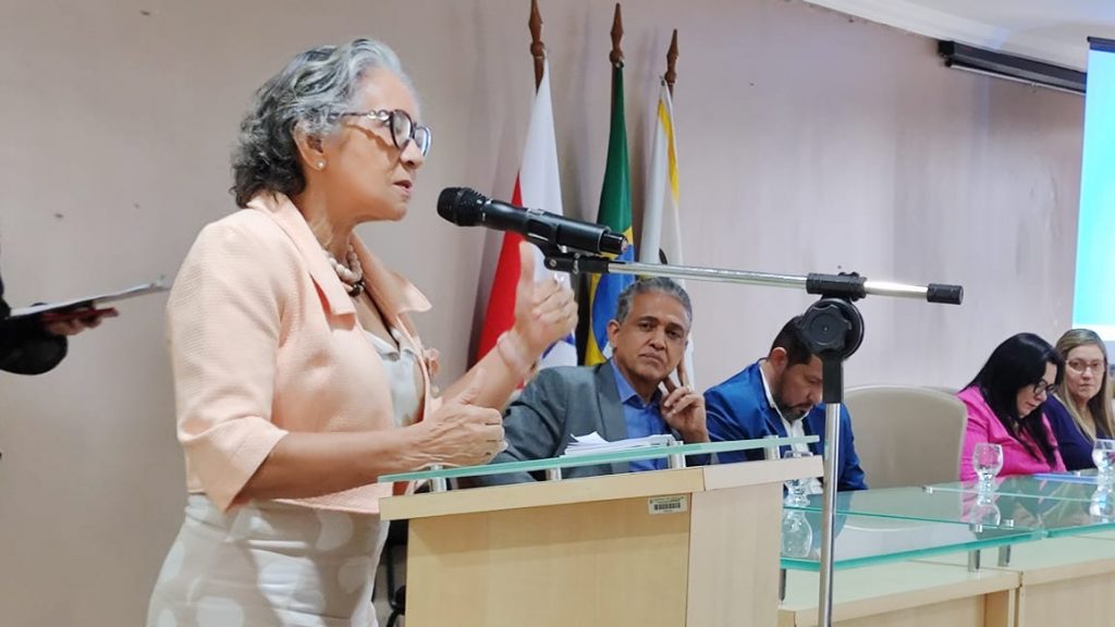 A secretária de educação, Araceli Lemos, falou da atenção especial e das políticas da Prefeitura com crianças e adolescentes