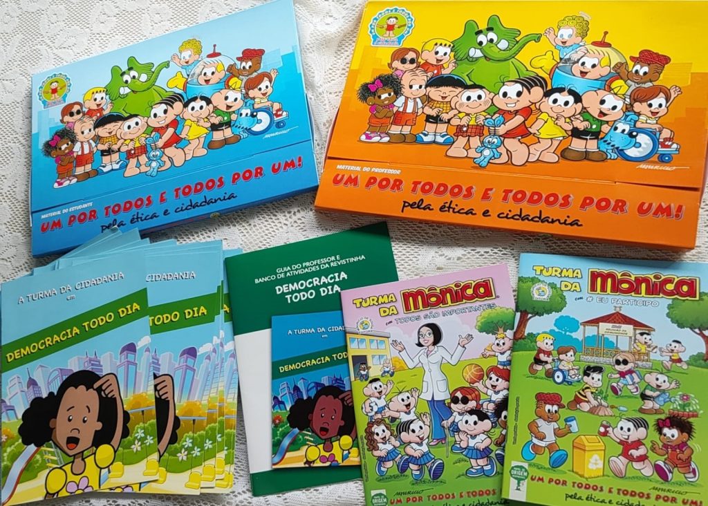 O material didático foi produzido em parceria com a Fundação Maurício de Souza. São revistas, livros e jogos ilustrados com a turma da Mônica.