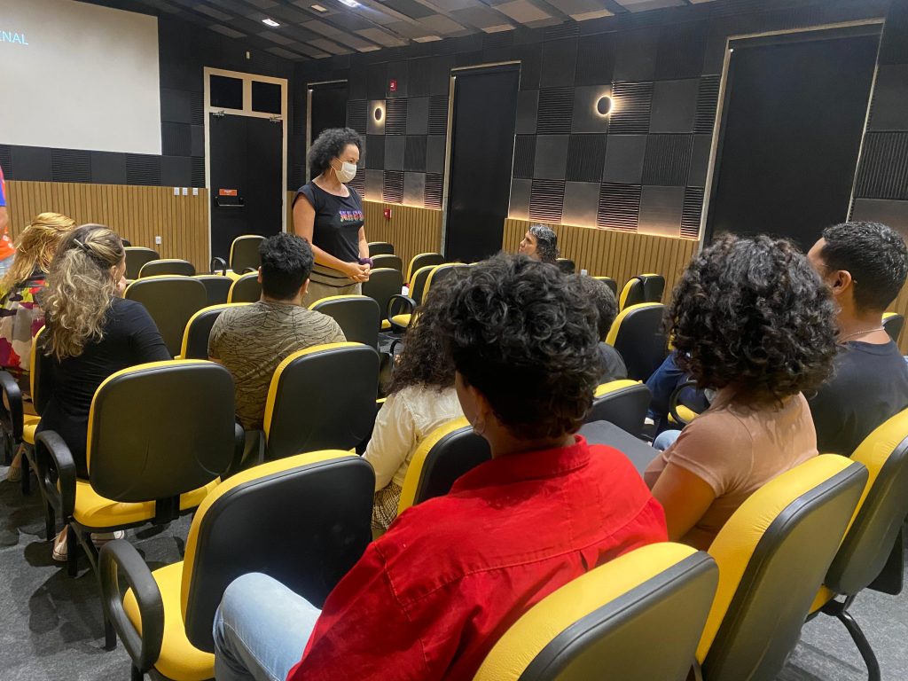 Marta Ferreira, coordenadora da Emab, recepciona os operários para a sessão de cinema