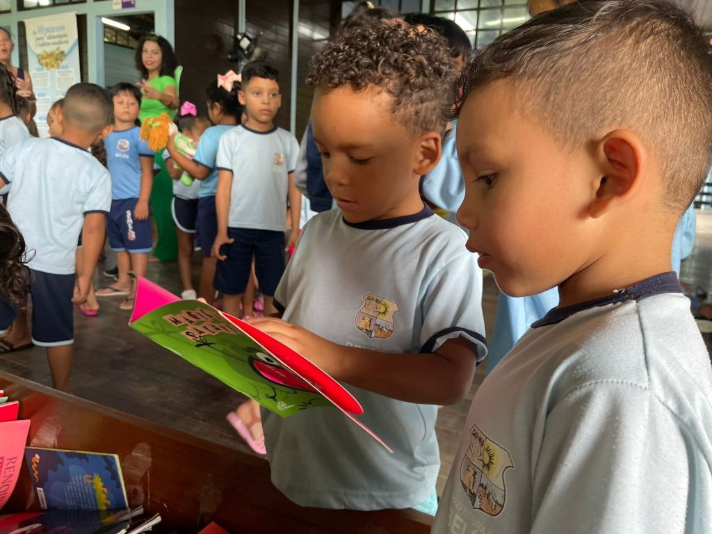 Além das histórias contadas, houve também sessões de leitura livre, onde os pequenos puderam explorar livros especialmente selecionados para a ocasião.