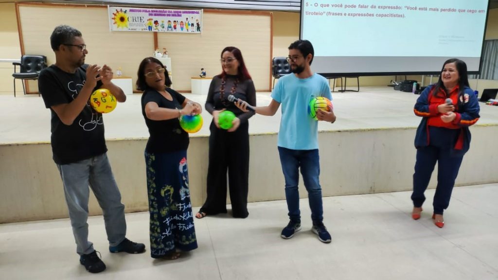 Dinâmica da palestra da psicóloga Márcia Santos sobre as barreiras sociais à inclusão