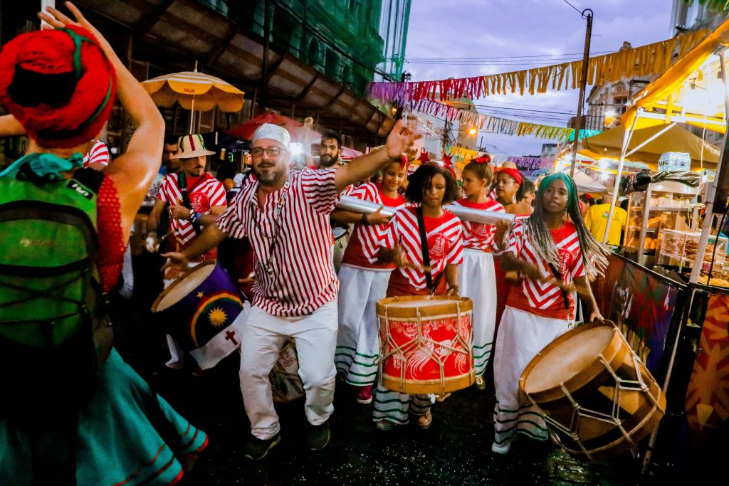 Fundado pelo músico Tarcísio Resende, mestre da percussão pernambucana, o Quebra Baque celebra duas décadas de dedicação à cultura de Recife (PE) e chega a Belém neste final de semana