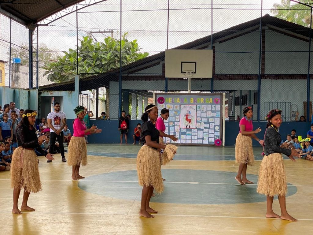 O encantamento da dança das estudantes Warao animou a programação na Escola Municipal Maria Heloísa se Castro