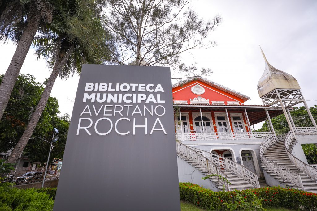 Fachada do Chalé Tavares Cardoso, que abriga a Biblioteca Municipal Avertano Rocha, na rua Siqueira Mendes, em Icoaraci
