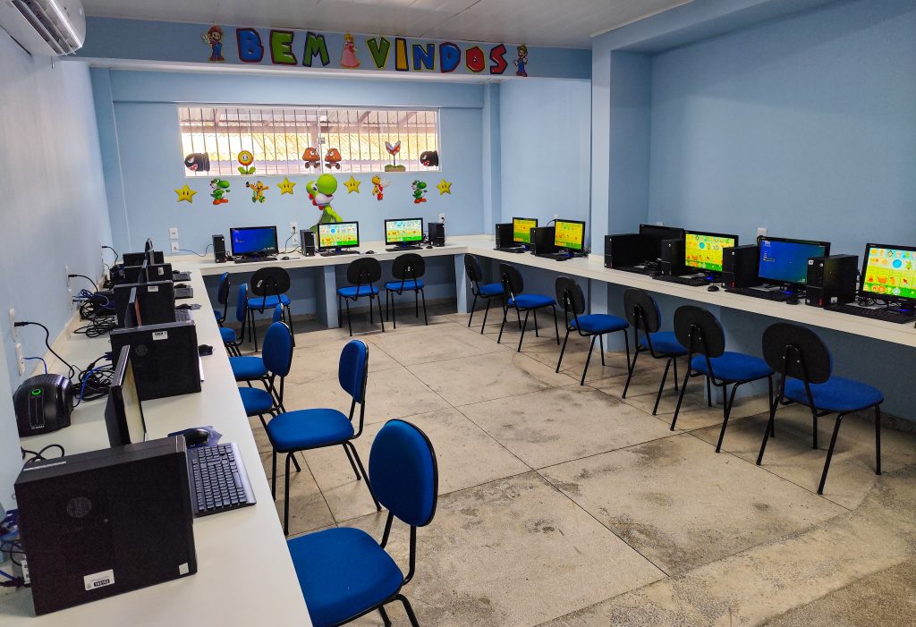 Com as obras na Padre Bruno Sechi, as crianças do espaço educativo ganharam um laboratório de informática totalmente reformado