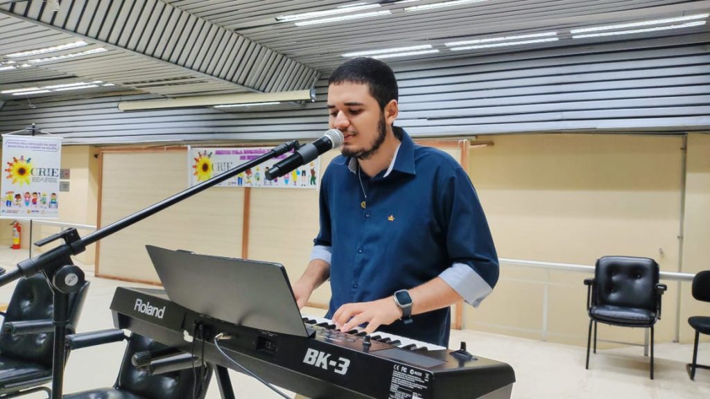 No intervalo do evento, apresentações culturais animaram os participantes do simpósio sobre autismo, realizado pela Semec, no auditório do Centur