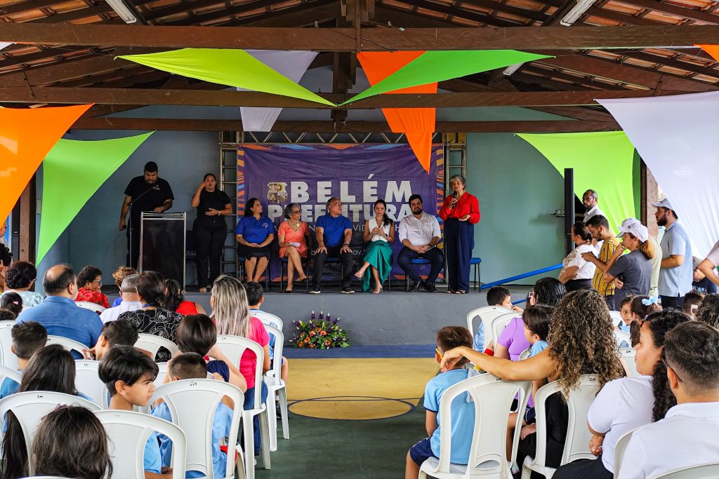 Comunidade e gestores da Prefeitura reunidos para a inauguração da escola Padre Bruno Sechi, uma homenagem ao sacerdote que lutou para garantir os direitos das crianças e adolescentes de Belém