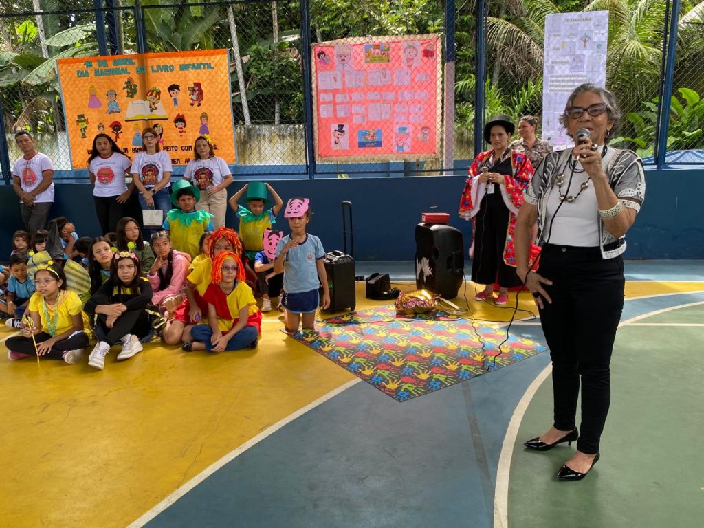 Secretária de Educação, Araceli Lemos, participou da programação na Escola Municipal Maria Heloísa, em celebração a luta e a resistência indígena