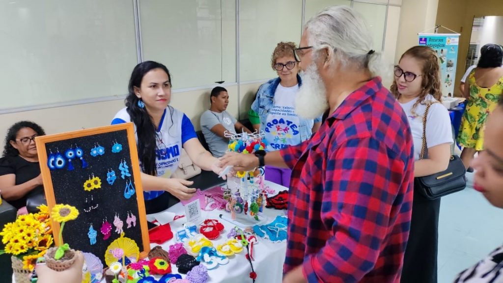 Feirinha montada no hall do Centur com os produtos confeccionado pelo projeto "Mães que brilham, cuidando de quem cuida