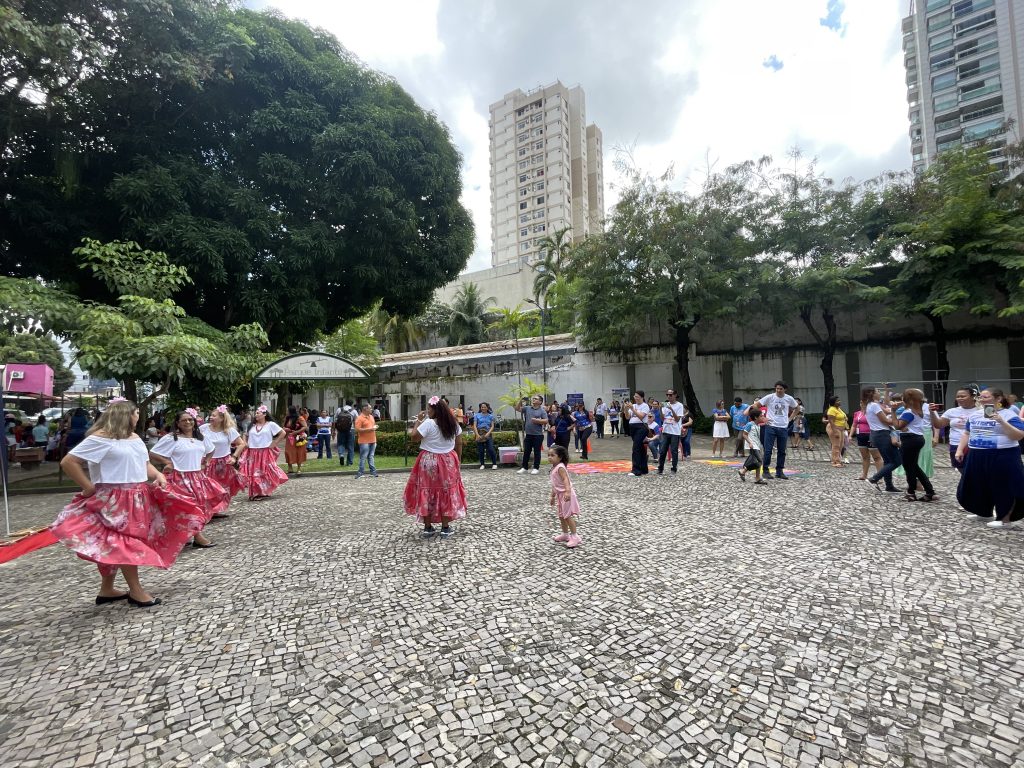 O grupo de carimbó do Crie levou dança e o calor do ritmo regional para o público presente ao Horto Municipal