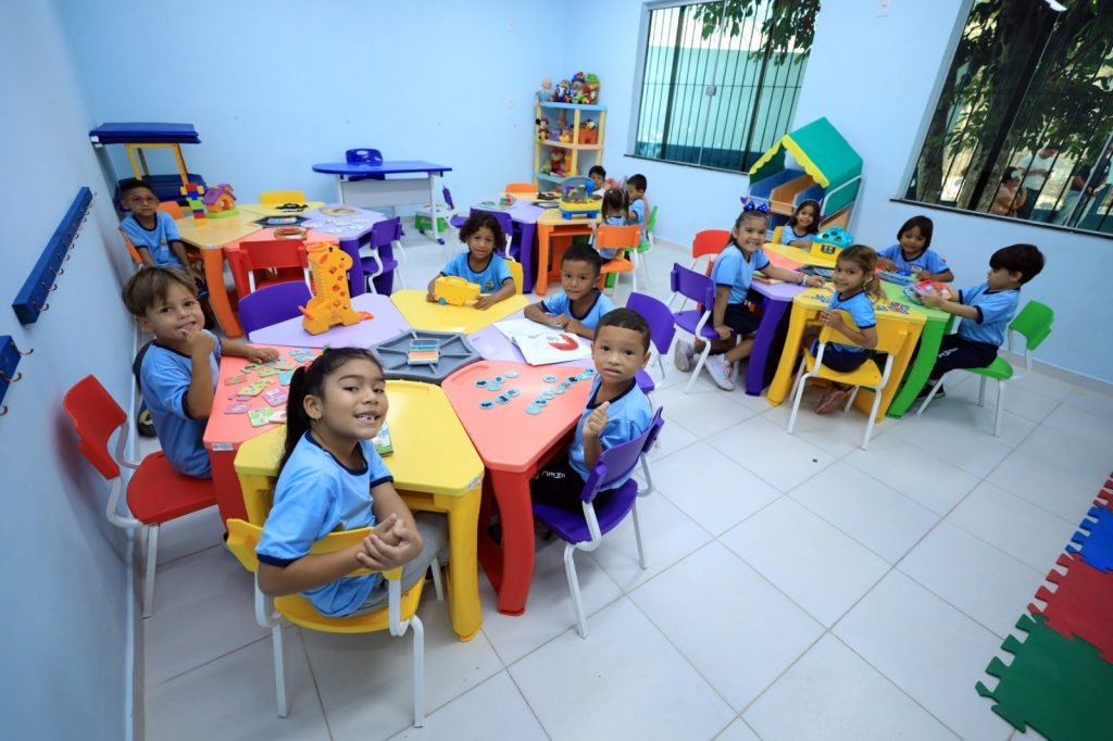 EMEI Revoar das Andorinhas com novas instalações e mobiliário adequado para as crianças.