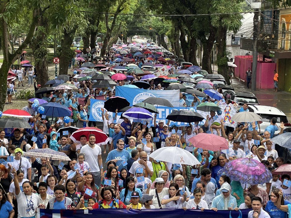 Centenas de pessoas participaram da caminhada que combate o preconceito e coscientiza sobre o Transtorno do Espectro Autista (TEA) em Belém