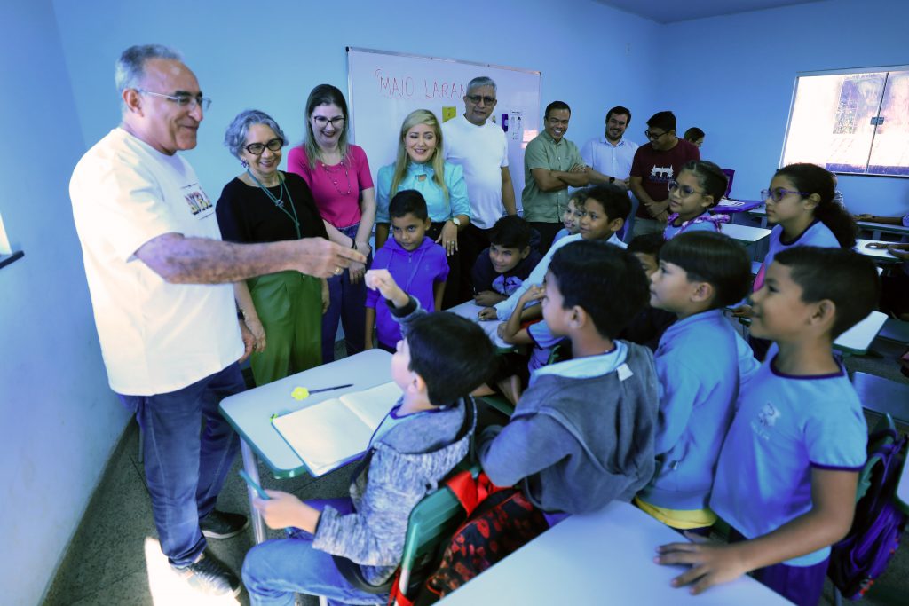 Durante a visita no prédio da Santana do Aurá, o prefeito conversou com os professores e alunos da instituição de ensino