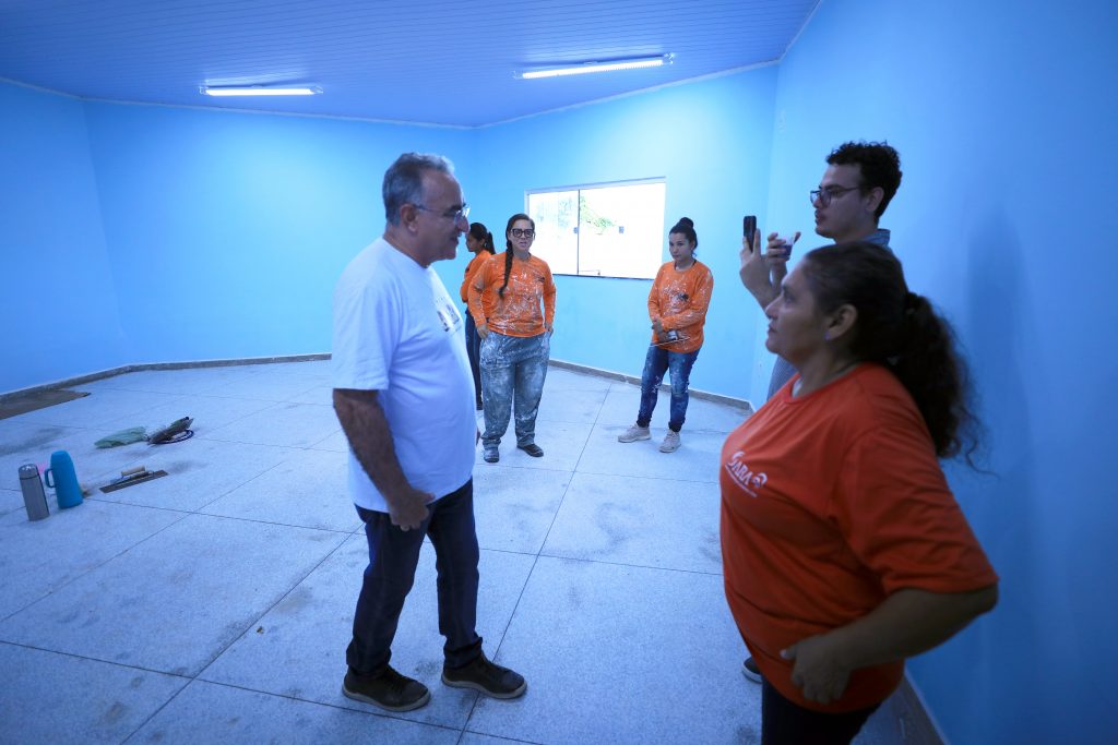 Com a reforma, o prédio vai funcionar com cinco salas de aula, laboratório de informática, biblioteca, sala de atendimento especializado, sala para os professores, mais banheiros e quadra de esporte