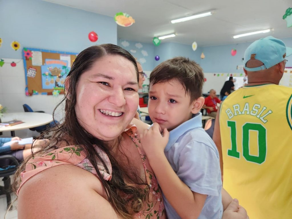 Nicolas Gurjão, de 4 anos, aluno da Escola Venuzina Marinho de Souza, vivenciou uma montanha-russa de emoções durante sua visita à sala de vacinação na escola