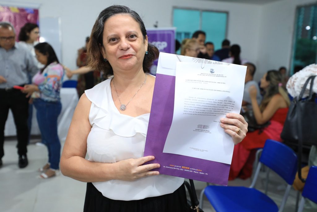 "Estou muito feliz, realmente é uma nova etapa na minha vida”, celebra Dione Santos, aprovada no concurso e empossada para o cargo de auxiliar administrativa na Sesma