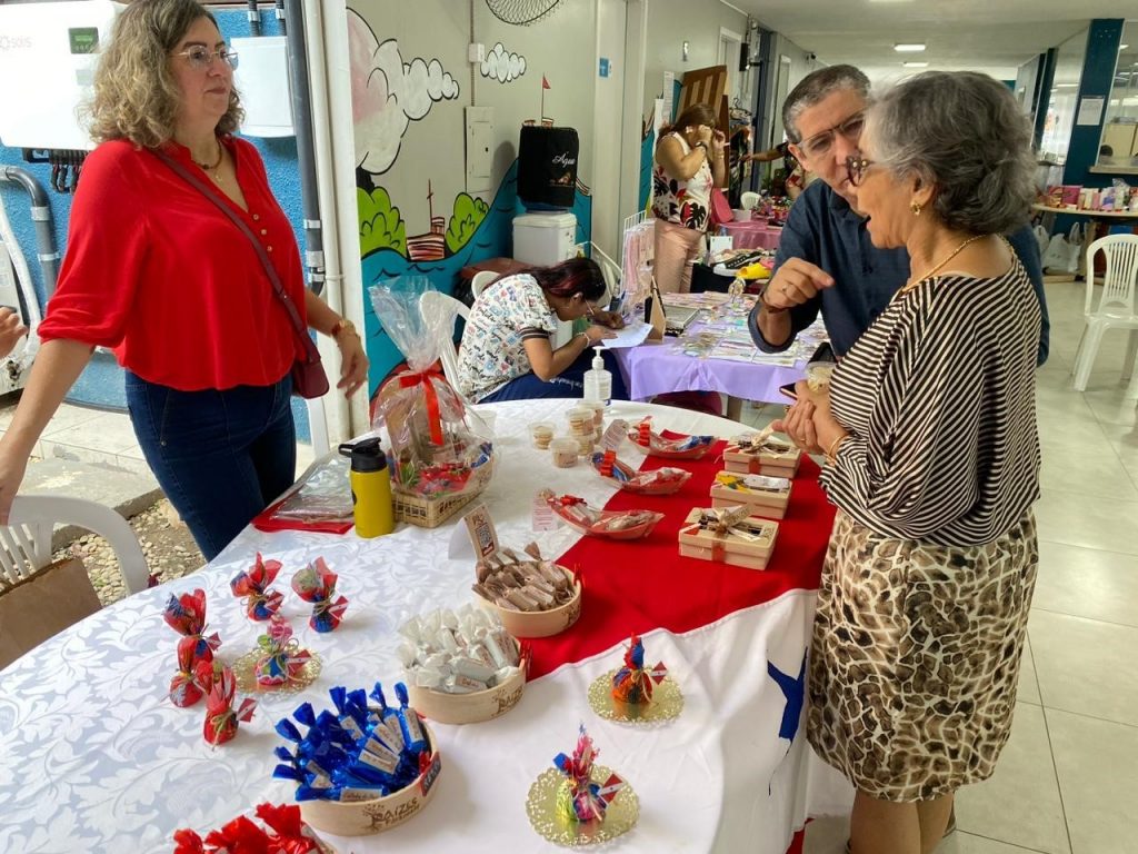Secretária Araceli Lemos visitou a feira das servidoras emprendedoras da Semec.