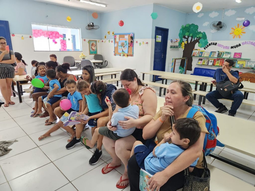 O lançamento da campanha de Vacinação nas Escolas ocorreu de forma simbólica nesta segunda-feira, 13 de maio, na EMEI Venuzina Marinho de Souza, localizada no bairro da Cremação