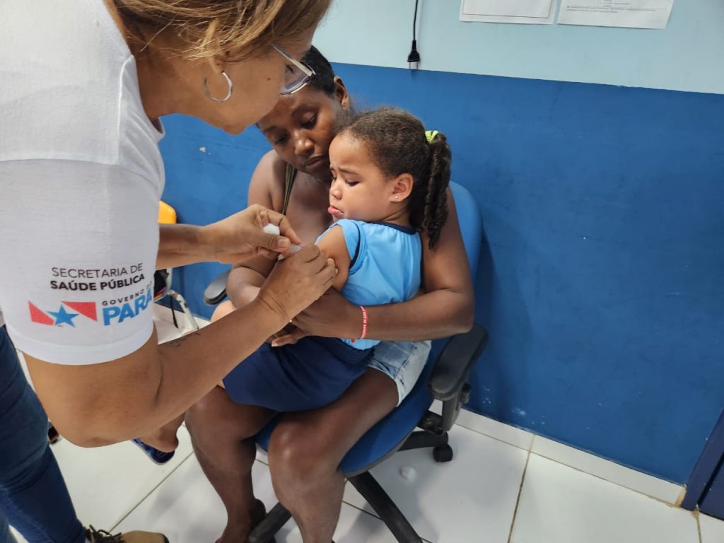 A pequena Flaviane Mesquita, de apenas 4 anos, aluna do maternal da Escola Municipal de Educação Infantil (EMEI) Venuzina Marinho de Souza, valente, recebeu sua dose de proteção