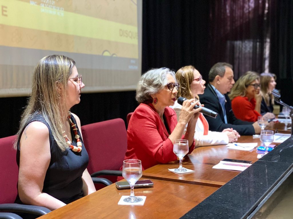 A secretária de Educação, Araceli Lemos, esteve presente na mesa de abertura e falou sobre o combate à violência contra crianças e adolescentes.