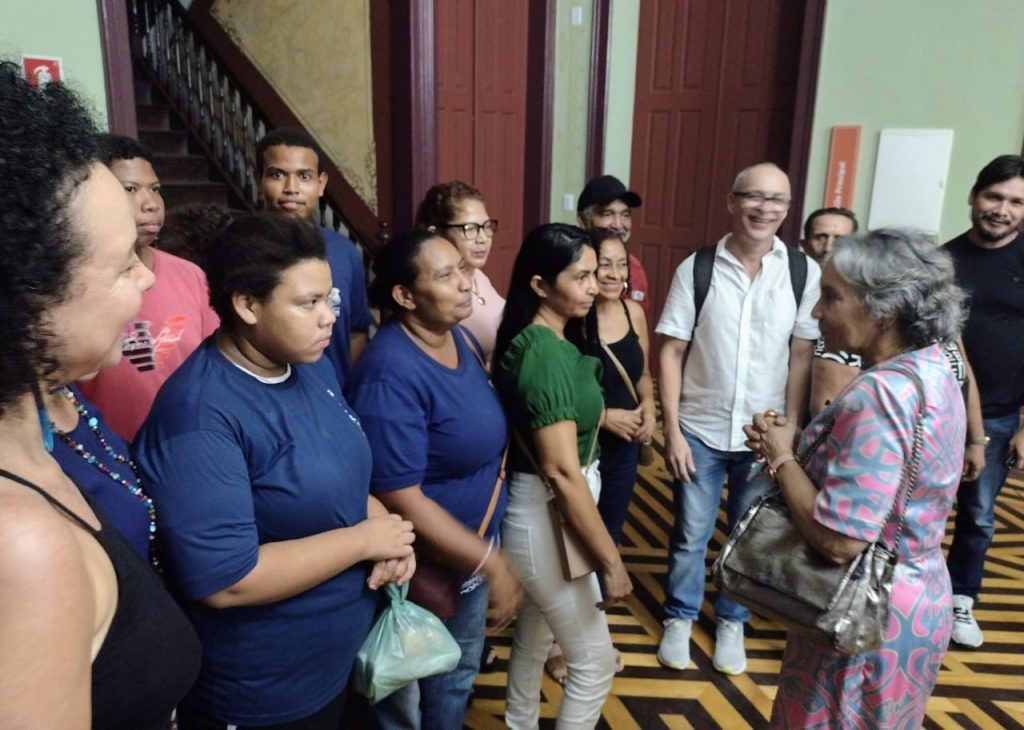 Secretária Araceli Lemos, professor de Artes, Clécio Nery e estudantes das turmas  Ejai da Escola Municipal Gabriel Lage