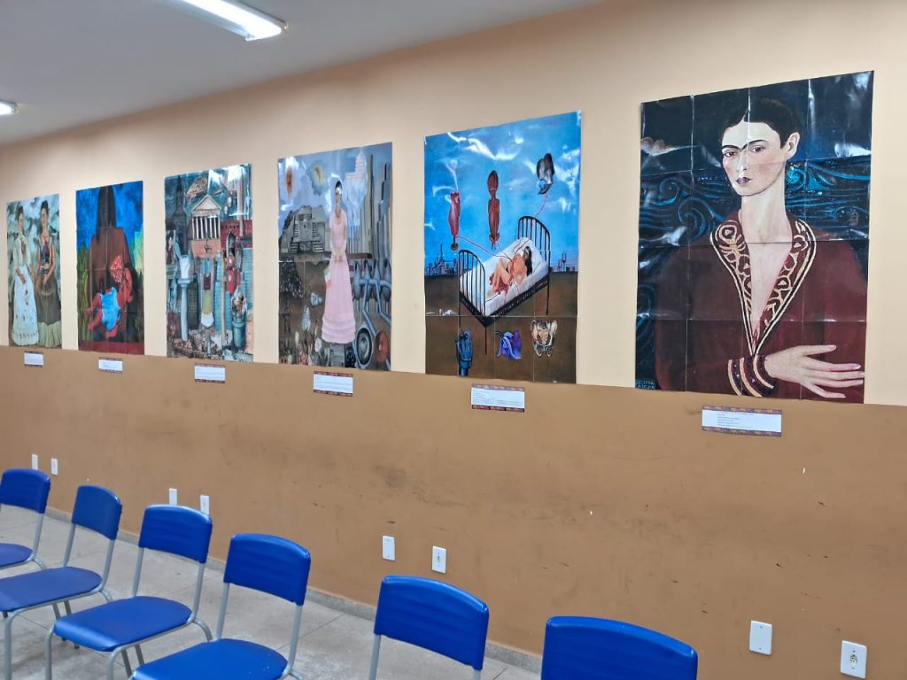 Aspecto da sala dedicada às produções artísticas de pintura e desenho, com reeleitura dos estudantes sobre as obras da pintora mexicana