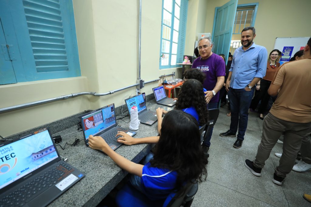 refeito Edmilson Rodrigues entregou a Escola Municipal Donatila Lopes, em Mosqueiro, toda revitalizada e com novos e modernos equipamentos à comunidade escolar