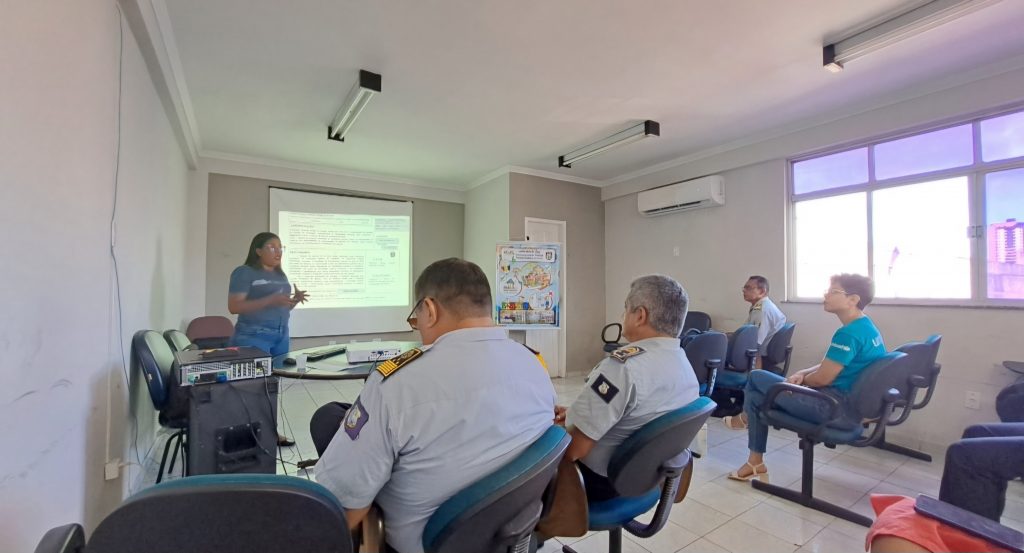 Inspetora Joana Melo, fez a apresentação da Atividade Guarda Amigo da Escola à representante do Unicef, Lorena Araújo